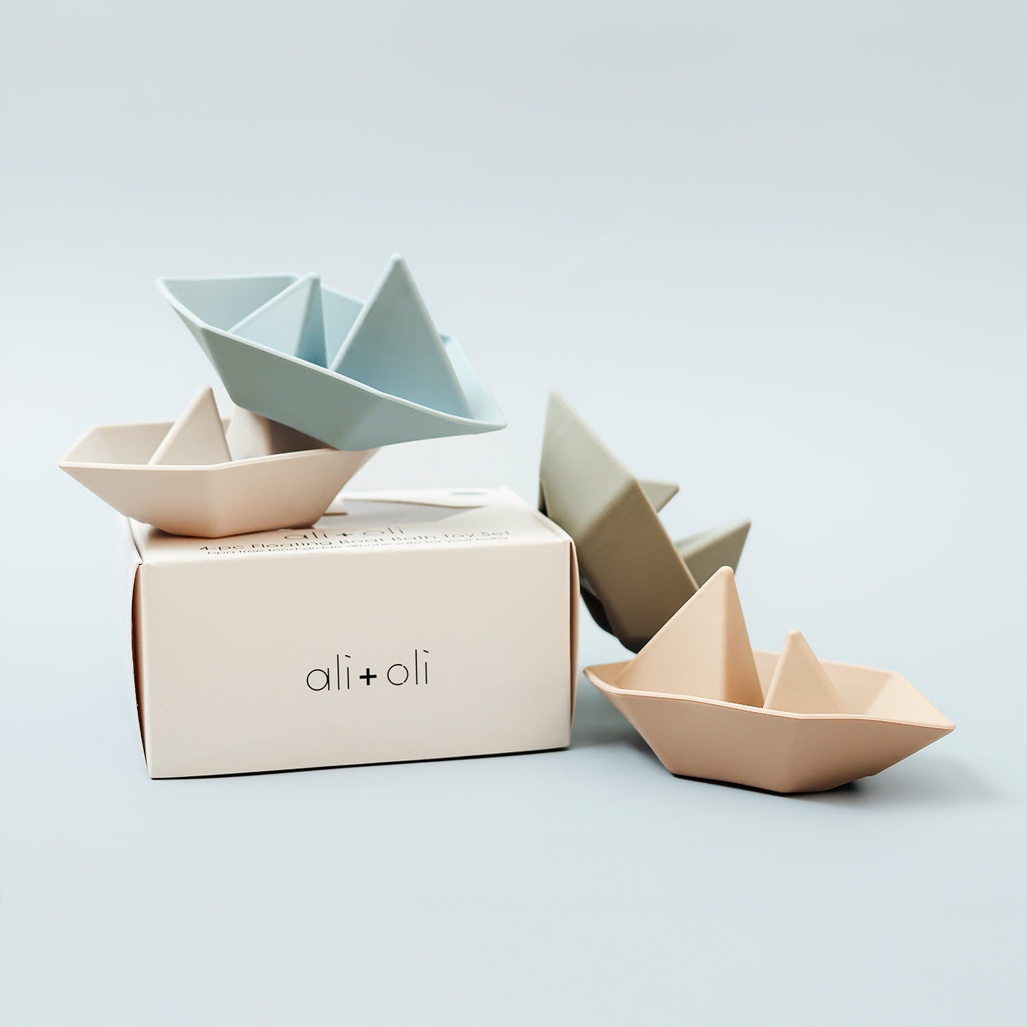 Set of silicone boats with a box labeled 'ali+oli' on a light background